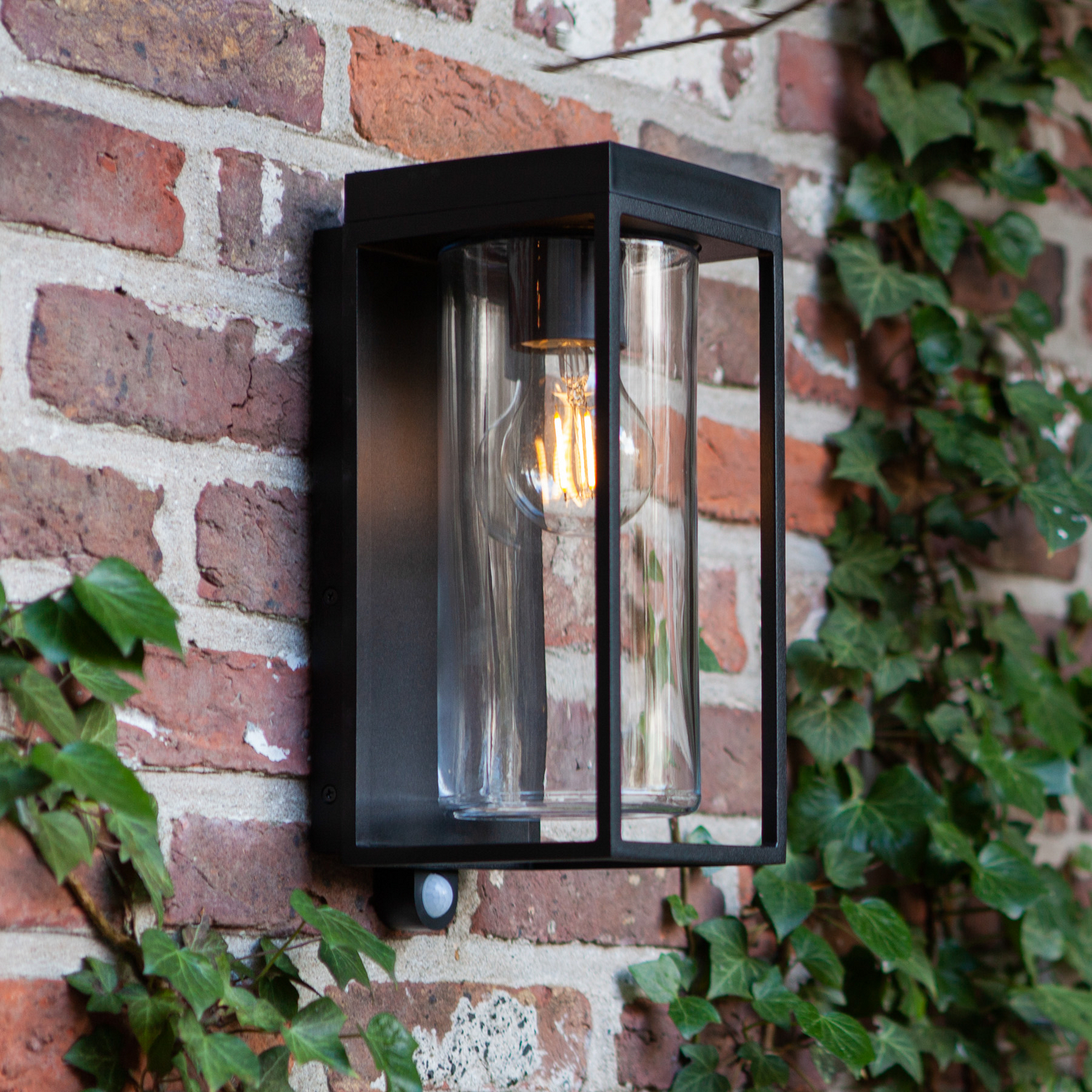 FLAIR zonne-buitenwandlamp, zwart, 29 cm, sensor, IP44